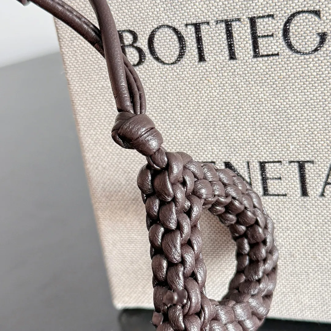 Batch 420 Let’s see what new cute little thing BV has released~ It’s this letter pendant, which is different from the puppy pendant. The weaving of this letter is more three-dimensional, and the material is very solid, and it is not easy to deform even if it is folded. Style number: P